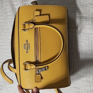 Coach bag, used in great conditions. It's a dark yellow crossbody bag.